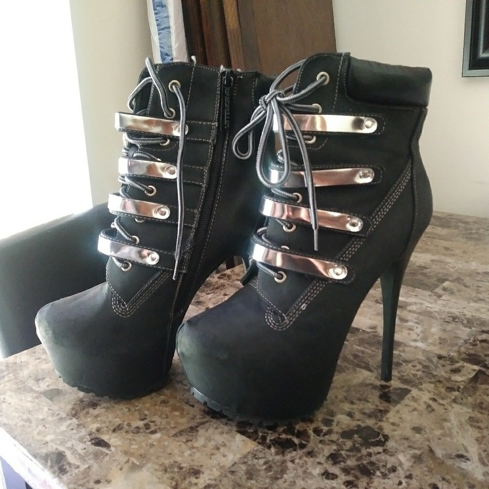 Breckelles Womens Lace Up Silver Plated Platform